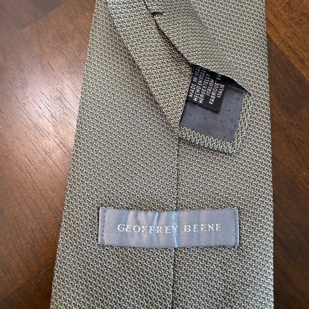 Geoffrey Beene Mens Silver Grey Micro Weave 100% Silk Necktie Made in Italy 4in - Picture 3 of 6